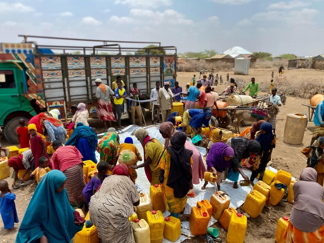 Community members collecting water during a HURDO field distribution